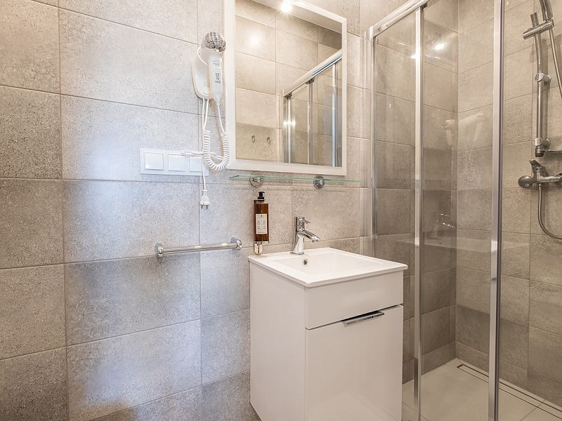 Pokój trzyosobowy (poddasze)